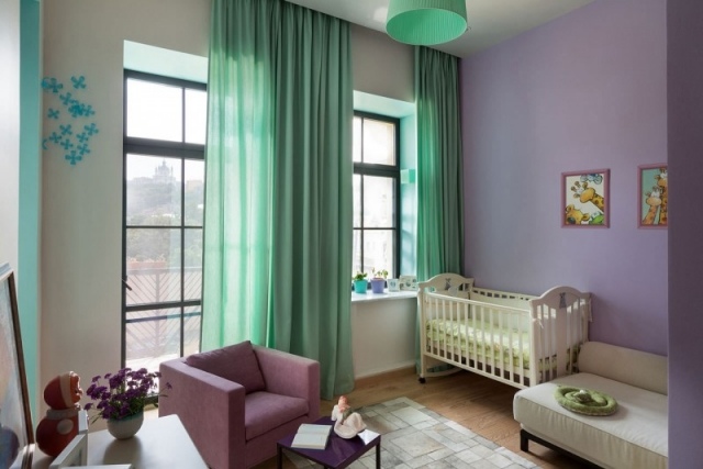 babyzimmer deko lila wandfarbe mintgrun gardinen