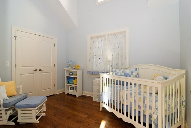 babyzimmer einrichtung holzboden weiße möbel hellblaue wände