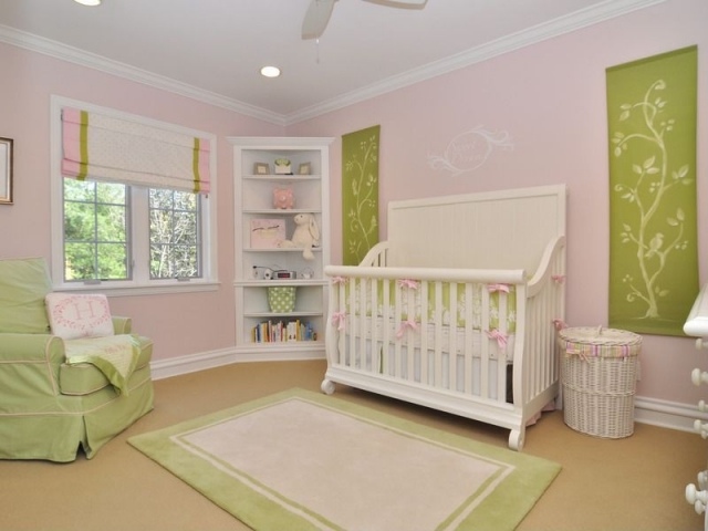 babyzimmer einrichtung rosa grün mädchen eckregal stauraum