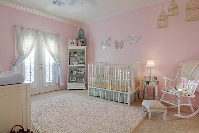 babyzimmer gestaltung idee mädchen hellrosa creme wanddeko schmetterling-spiegel