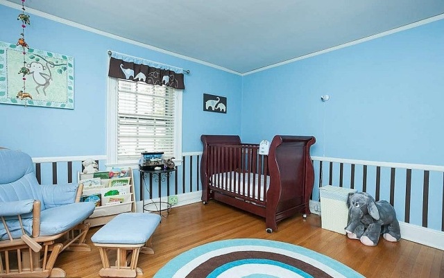 babyzimmer gestaltung junge idee hellblau holzboden