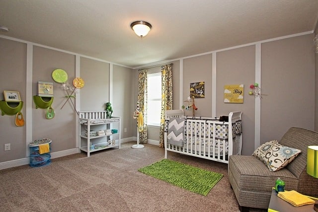 babyzimmer grau grün junge teppichboden gelbe akzente