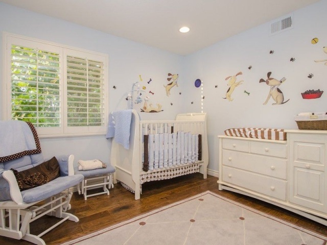 babyzimmer junge weiß blau holzboden wanddeko hunde wandsticker