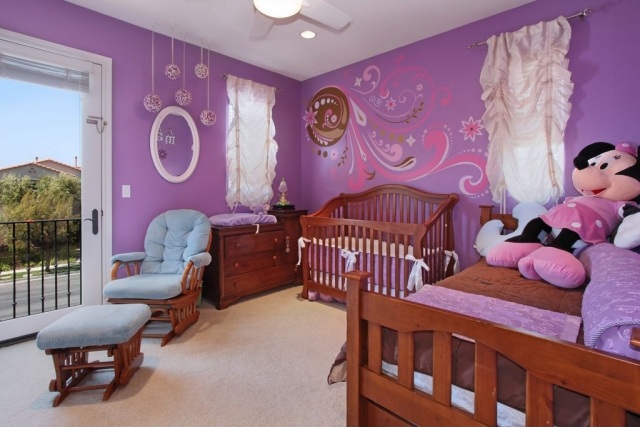 babyzimmer mädchen lila wanddeko florale motive holz babymöbel