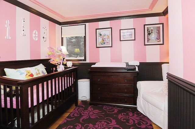 babyzimmer mädchen rosa streifen wanddeko massivholz möbel