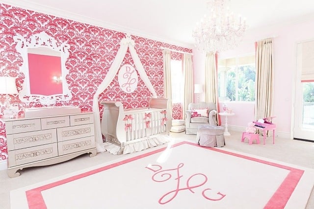 babyzimmer mädchen rosa weiß wandtapete barockmuster luxus