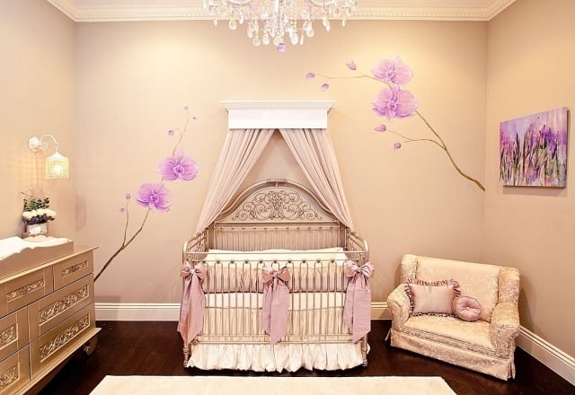 babyzimmer mädchen vintage babybett beige wandfarbe wandsticker lila orchideen