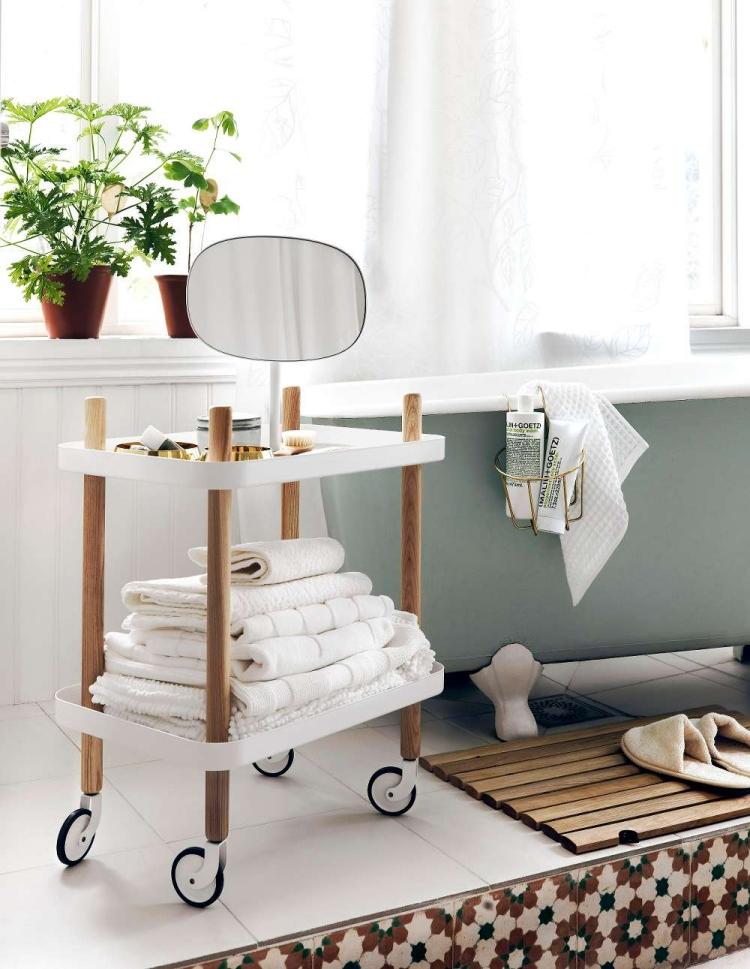 bad-design-ideen-modern-gemuetlich-vintage-freistehende-badewanne-beistelltisch