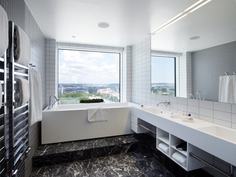 bad-design-ideen-modern-minimalistisch-rechteckig-weiss-granit-fenster-badewanne