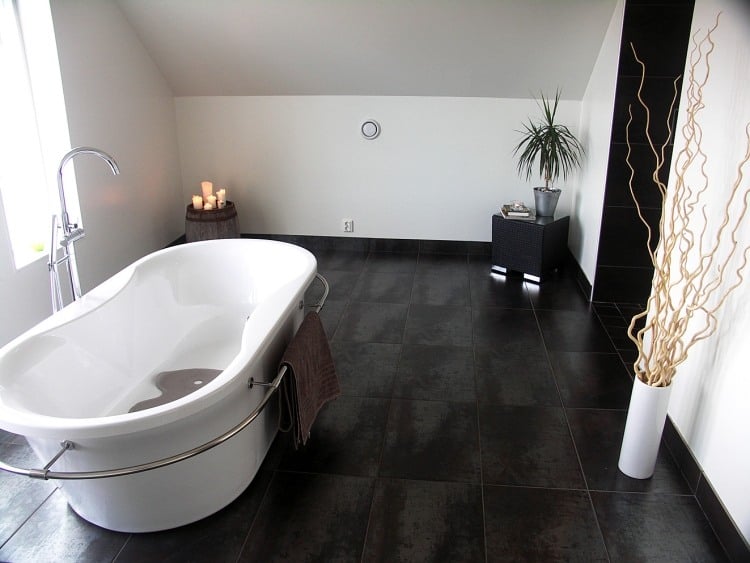 bad-design-ideen-modern-schwarz-weiss-minimalistisch-elegant-freistehende-badewanne