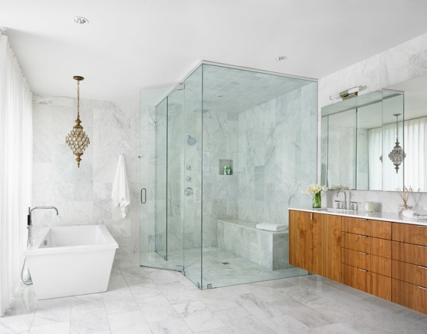 bad-duschtrennwand-Glas-rechteckige-badewanne-holz-waschtischschrank-marmor-fliesen