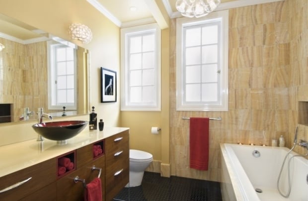 badezimmer-design-waschbeckenschrank-holz-metallgriffe-handtuchhalter-fliesen-sandstein