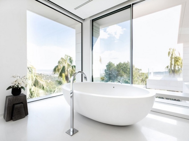 badezimmer keramische badewanne  edelstahl Wasserhahn panoramafenster
