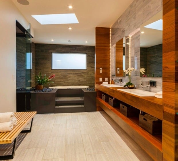 badezimmer-gestalten-im-boden-versunkene-badewanne-holz-möbelset-marmor-wand