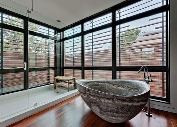 badezimmer-minimalistisch-gestaltung-ideen-holzboden-badewanne-marmor