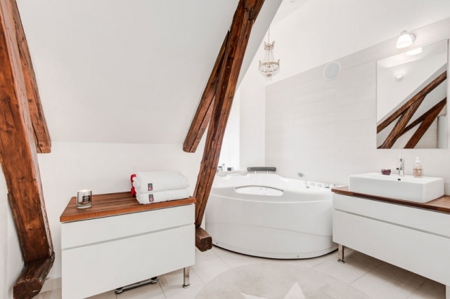 ideen für badezimmer mit dachschräge holzbalken rustikal-eckbadewanne