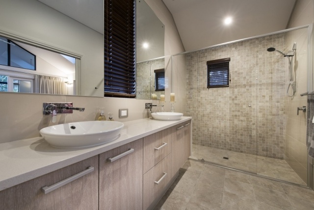badezimmer modern begehbare dusche glas trennwand