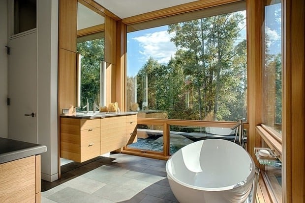 badezimmer-panoramafenster-rahmenhohe-verglasung-holz-möbel-set