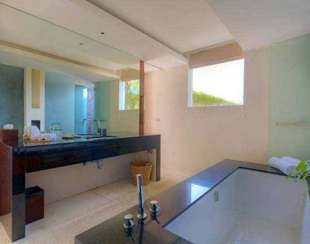 badezimmer-samujana-ferienvilla-wandspiegel-granit-waschtisch