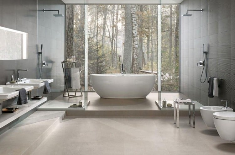 badfliesen-ideen-grau-weiss-badewanne-freistehend-modern-doppelwaschbecken-dusche-glaswand