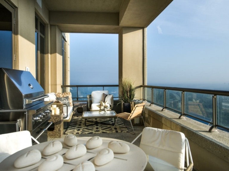 balkon gestalten modern elegant hell moebel grill teppich ausblick