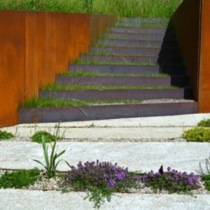 bauerngarten-modern-metallplatten-treppen-bodendecker-Freiraum-Architektur
