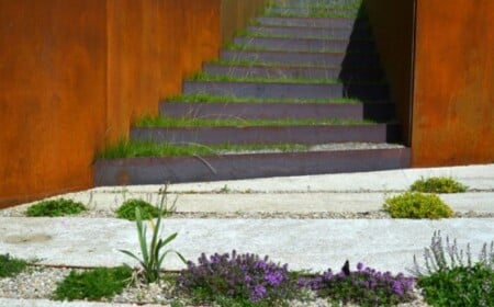 bauerngarten-modern-metallplatten-treppen-bodendecker-Freiraum-Architektur