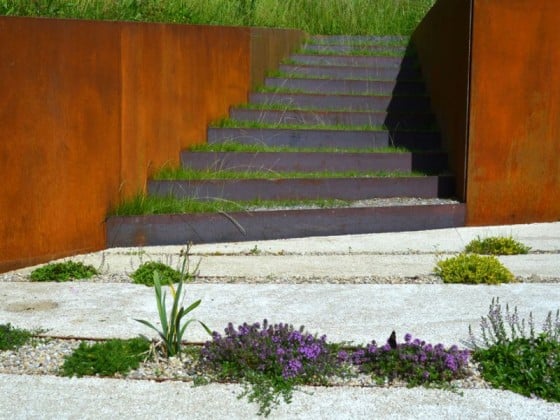 bauerngarten modern metallplatten treppen bodendecker Freiraum Architektur