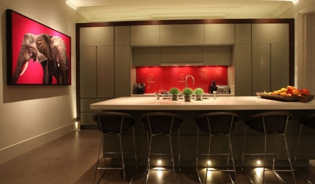 beleuchtung in der küche elegant minimalistisch rot akzent