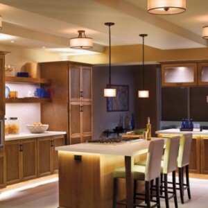beleuchtung-in-der-küche-leuchtende-ideen-innovativ-unter-kochinsel-hängende-lampen