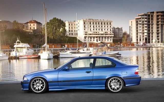 blau-BMW-M3-E36-auf-hafen