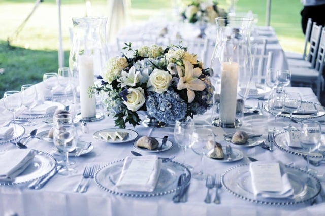 blaue Hortensien weiße Rosen am Tisch hohe 