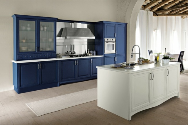  Küchenzeile weiße Kochinsel klassische Gestaltung Idee