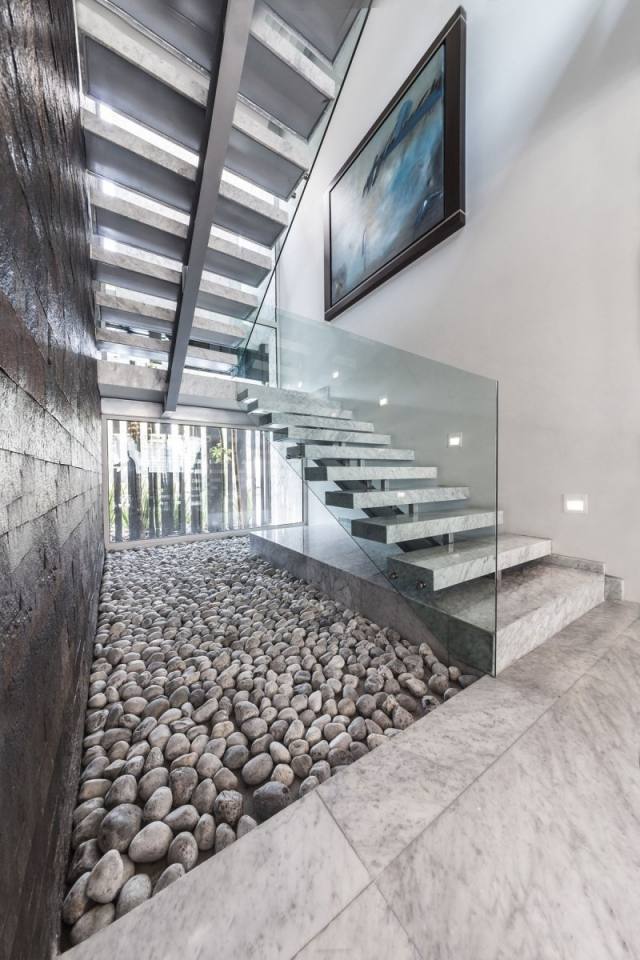 bolzentreppe modern treppenstufen fliesen marmor optik glas geländer wandeinbauleuchten