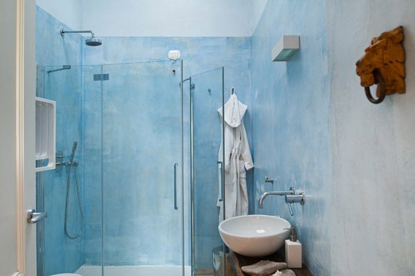 boutique glastür bademantel waschbecken weiß blau frisch
