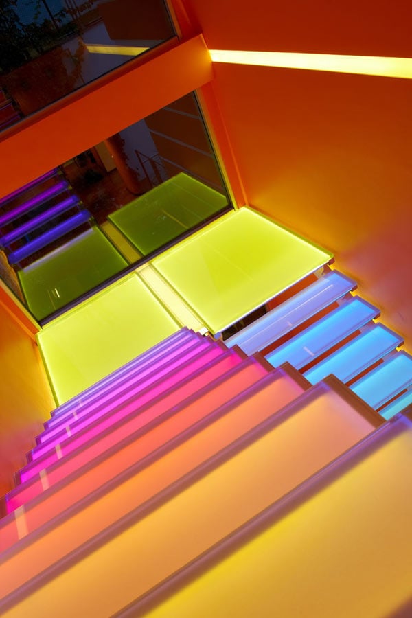 bunt-leuchtende-stufen-moderne-treppen-designs