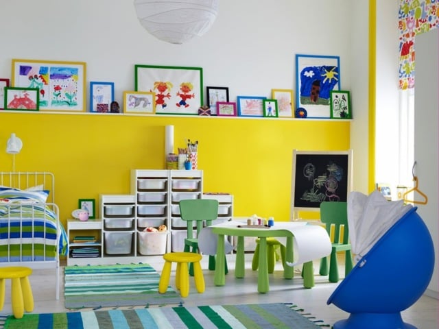 Kinderzimmer gelbe Wand Stuhl blau weiße Wand