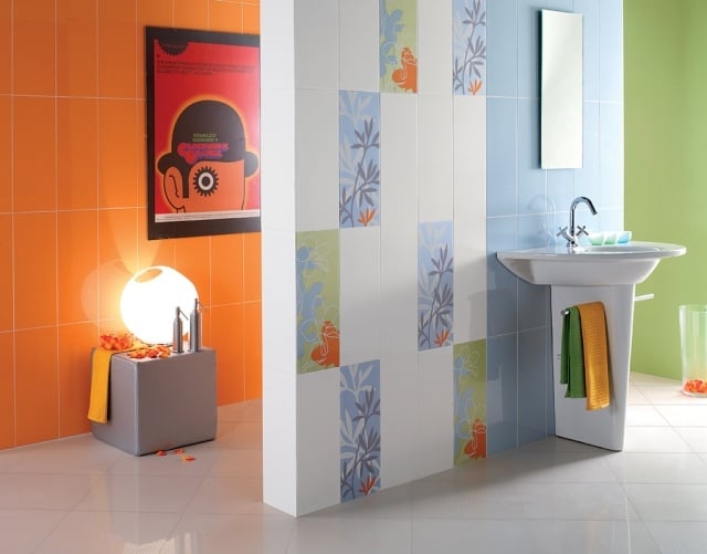 buntes-badezimmer-orange-blau-fliesen-blumenmuster