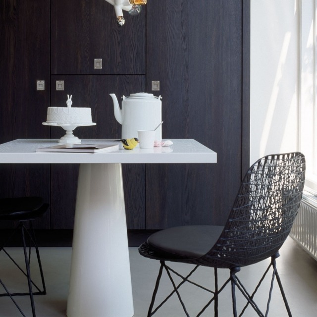 Carbon-Stuhl von Moooi schwarz weißer hochglanz tisch