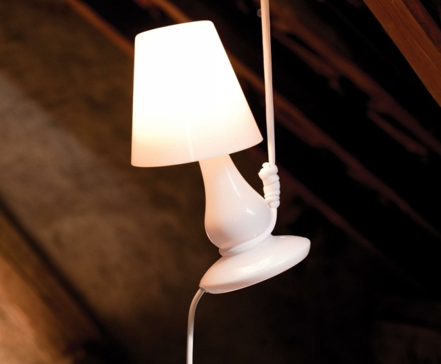 coole Stehlampe weiße Farbe Kunststoff aufhängen moderne Beleuchtung zuhause