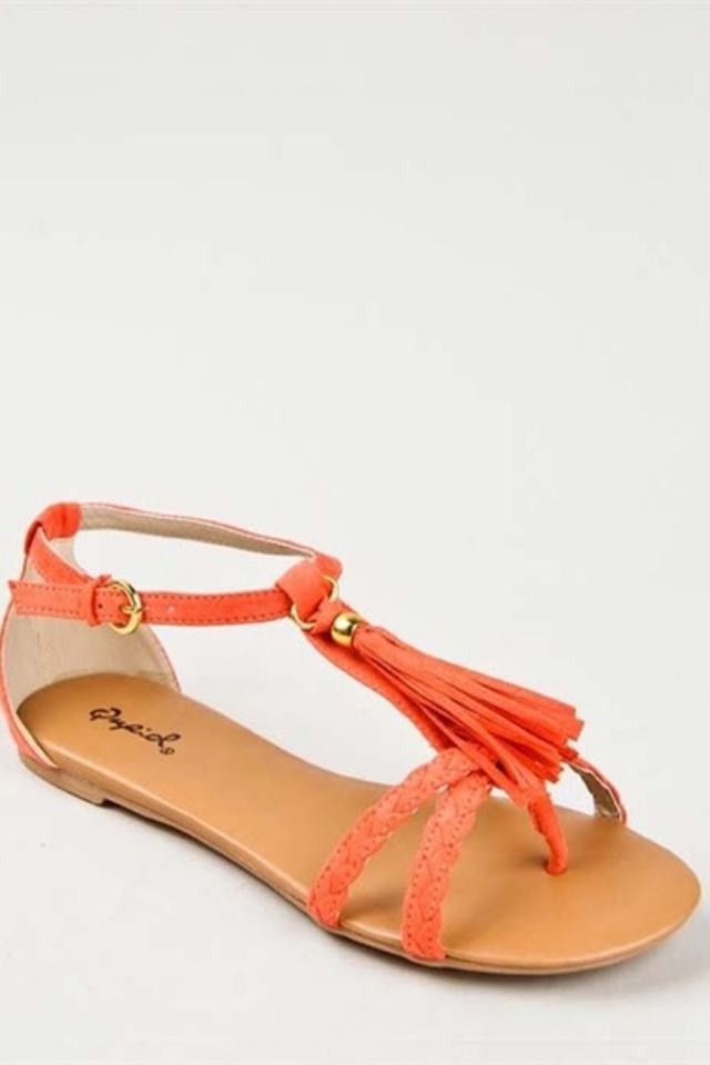 coral-farbe-sandaletten-sommer-trend