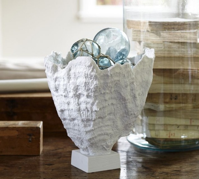 dekorative-vase-weiss-blaue-glaskugeln