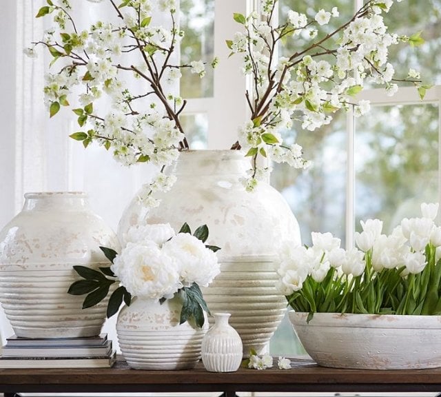 dekorative wohnaccessoires vasen-weiss-shabby-chic-look