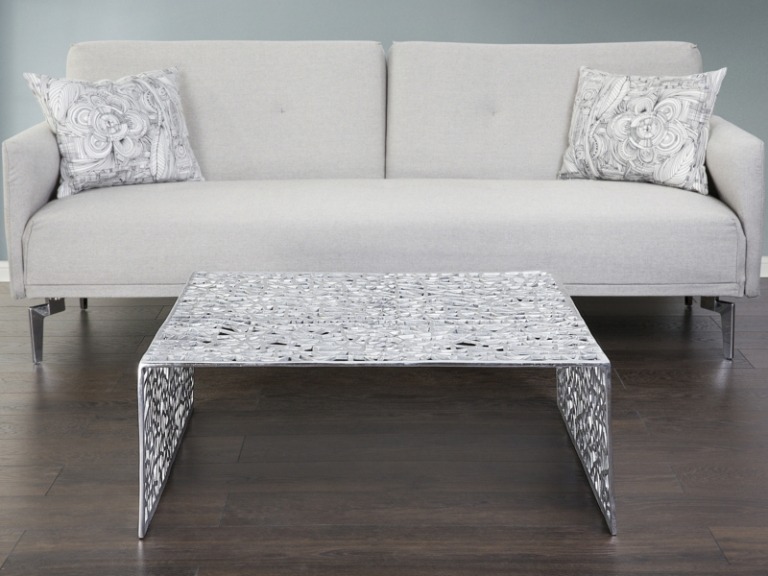 design couchtische aluminium elegant muster ornamente weiss sofa