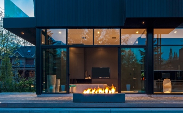 modernes haus mit glasfront-terrasse offene feuerstelle rechteckig