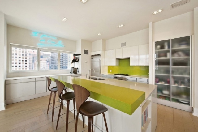 design-küche individuelle lösungen-küchenrückwand-gelb rustikale stühle