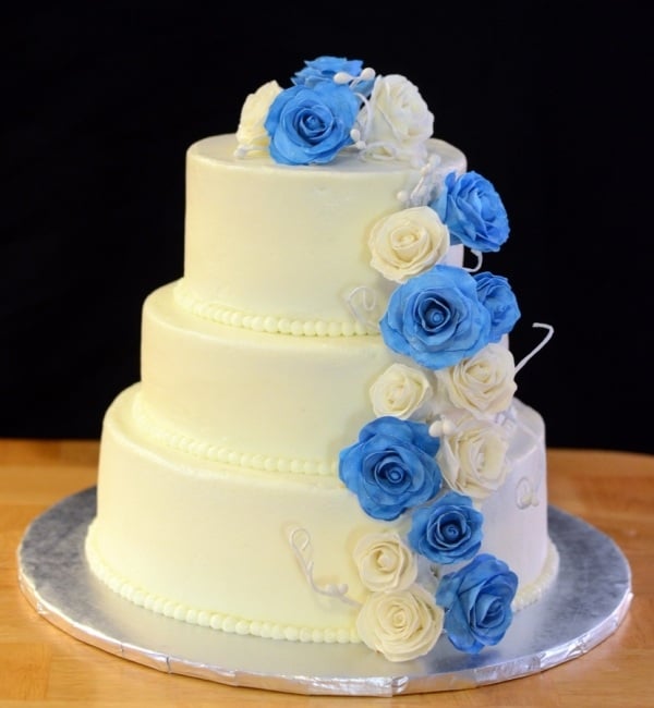 designer-torte-hochzeit-blaue-blumen-auf-weißer-basis