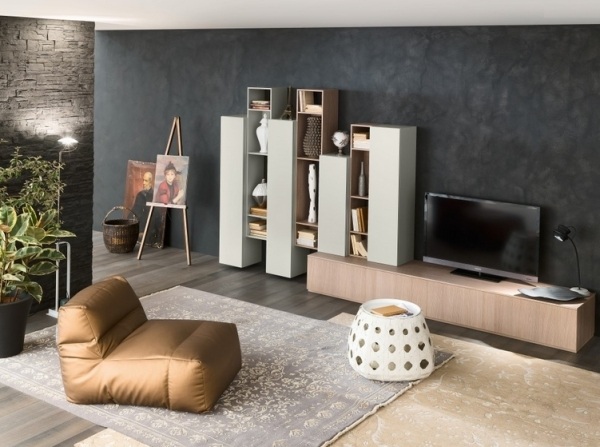 designer-wohnwand-Wohnzimmer-vertikale-abwechselnde-Hängeschränke-offene-Elemente