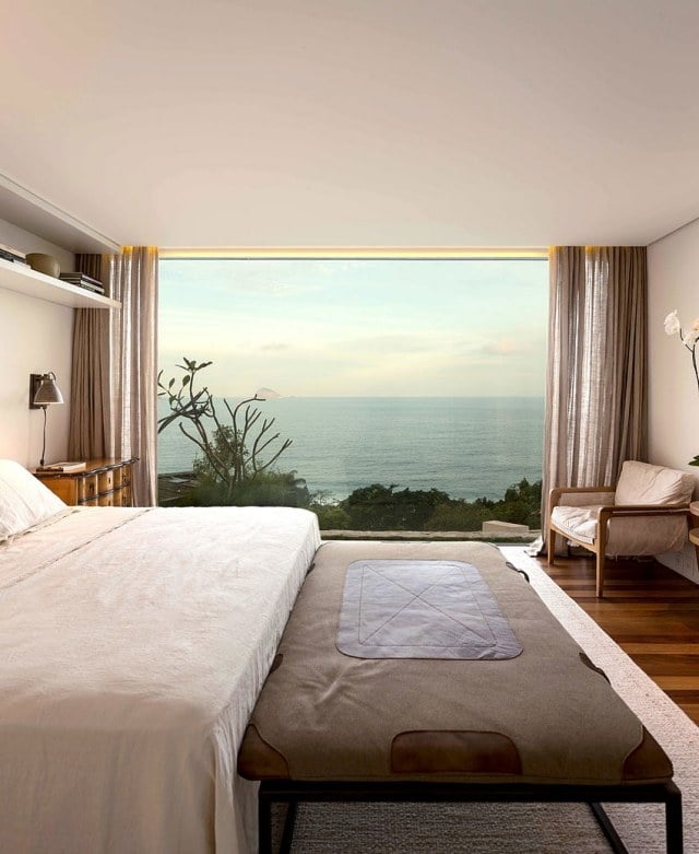 designhaus-im-hollywood-stil-Schlafzimmer-mit-Blick-auf-Atlantik