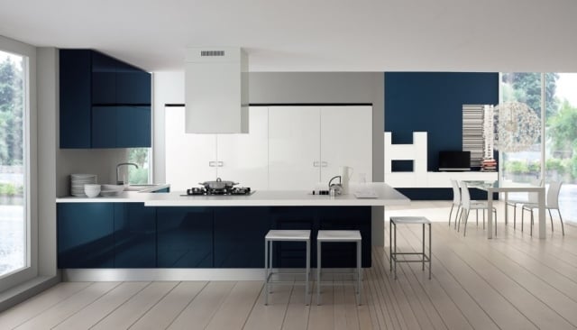 küche italienisches design farben-dunkel blau helle holzdielen